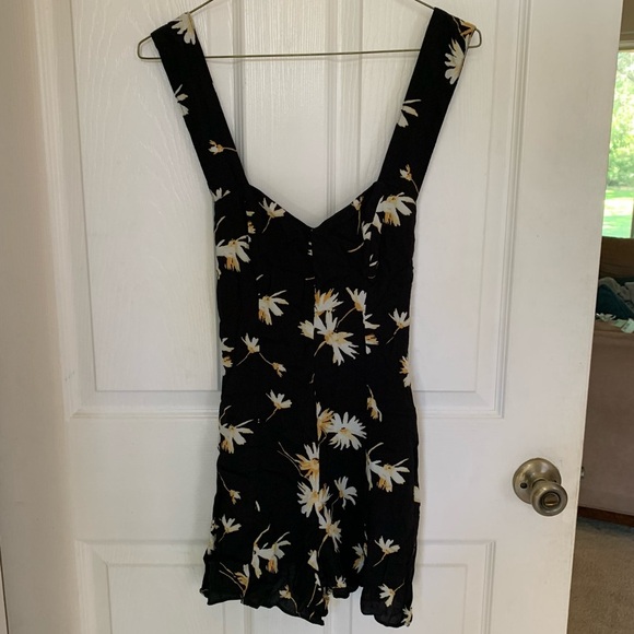 Urban Outfitters UO Daphne Cross-Back Romper EUC Size - 0 - Picture 6 of 10